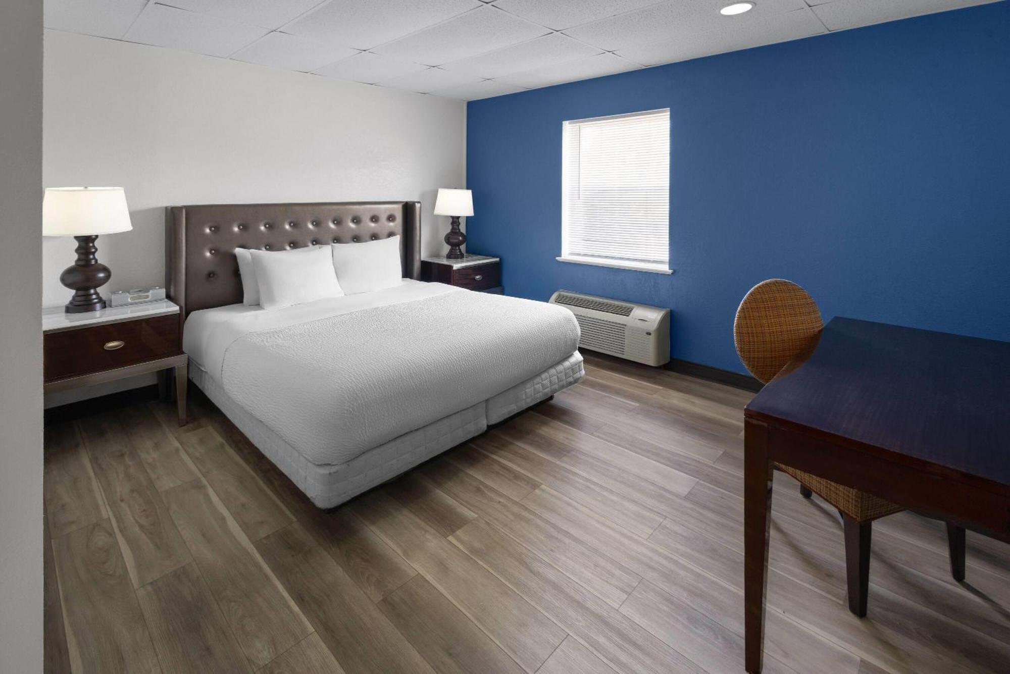 Two-Bedroom Suite Two King Beds Non-Smoking
