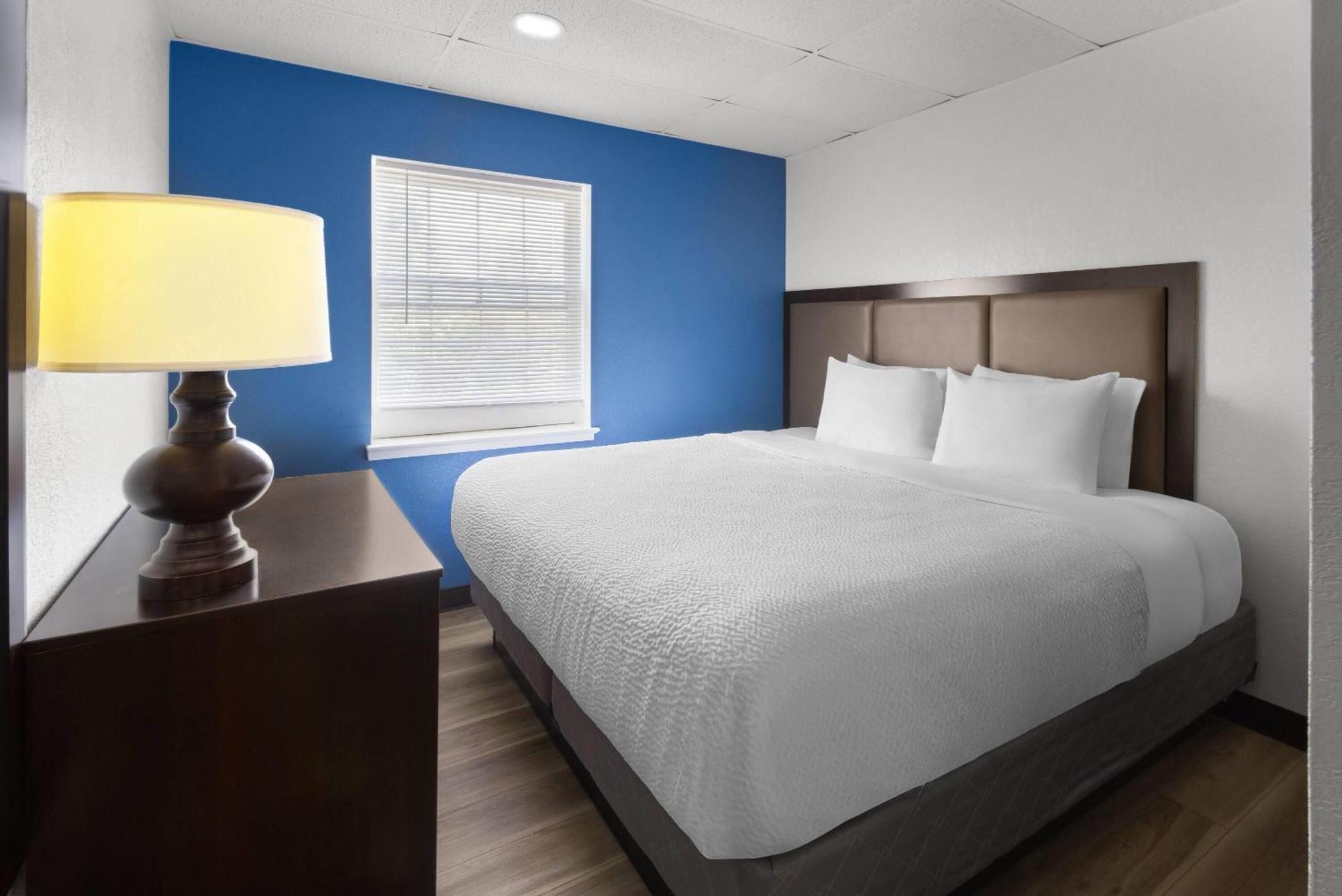 Two-Bedroom Suite Two King Beds Non-Smoking