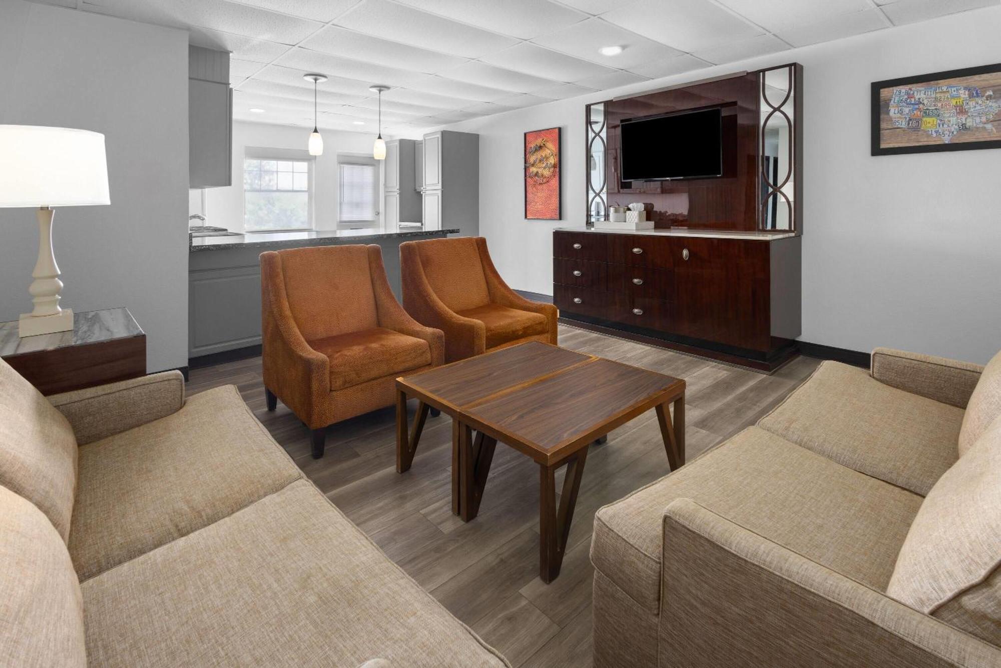 Two-Bedroom Suite Two King Beds Non-Smoking