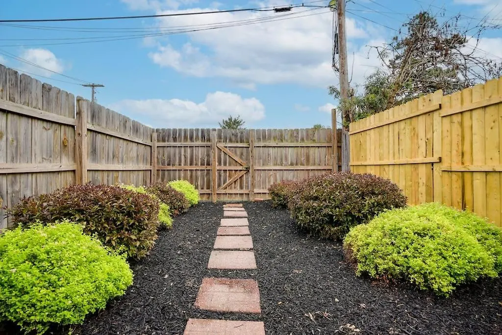 Cozy Retreat In Downtown Lancaster With Backyard Patio-1