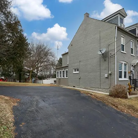 Rare City Home W/ Backyard Fire-Pit & Hot Tub-3