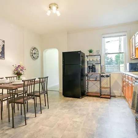 Cozy Retreat In Downtown Lancaster With Backyard Patio-3